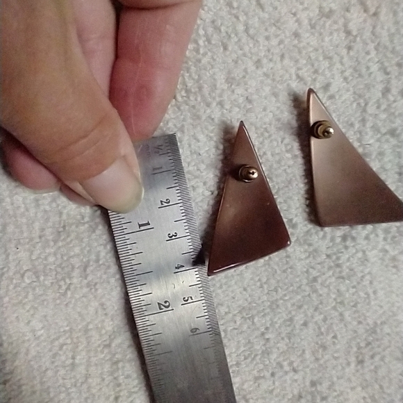 Brown 🟤 triangle 📐 post earrings - Picture 3 of 3